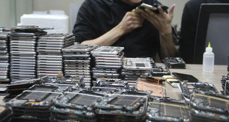 iPhone LCD-skærmpriser polariserer i 2026: Hvorfor værksteder skifter tilbage til renoverede originale skærme